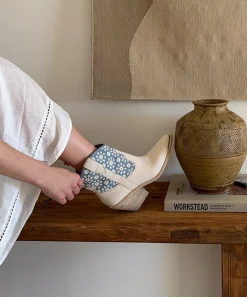 NASHE BOOTIES BLUE FLORAL NUBUCK^Dolce Vita Hot