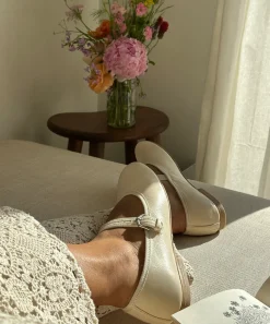 ROSLYN BALLET FLATS CREME LEATHER^Dolce Vita Online